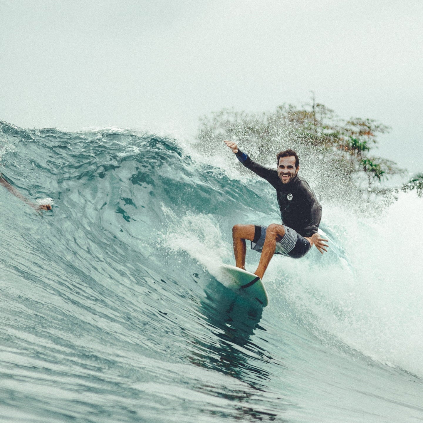 Comment bien protéger son visage quand on surfe : les erreurs à éviter