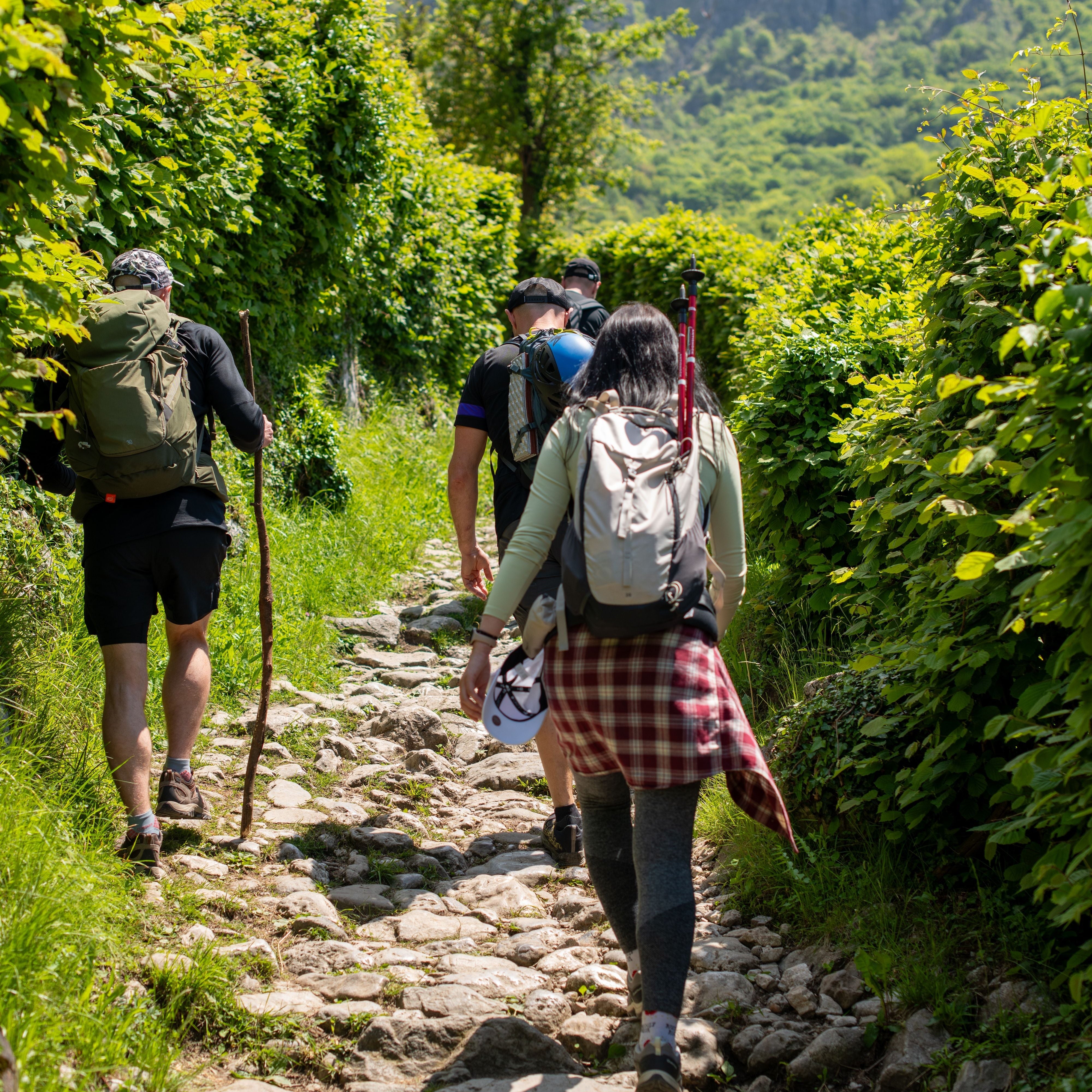 Crème solaire trail et randonnée : protéger sa peau des UV en altitude
