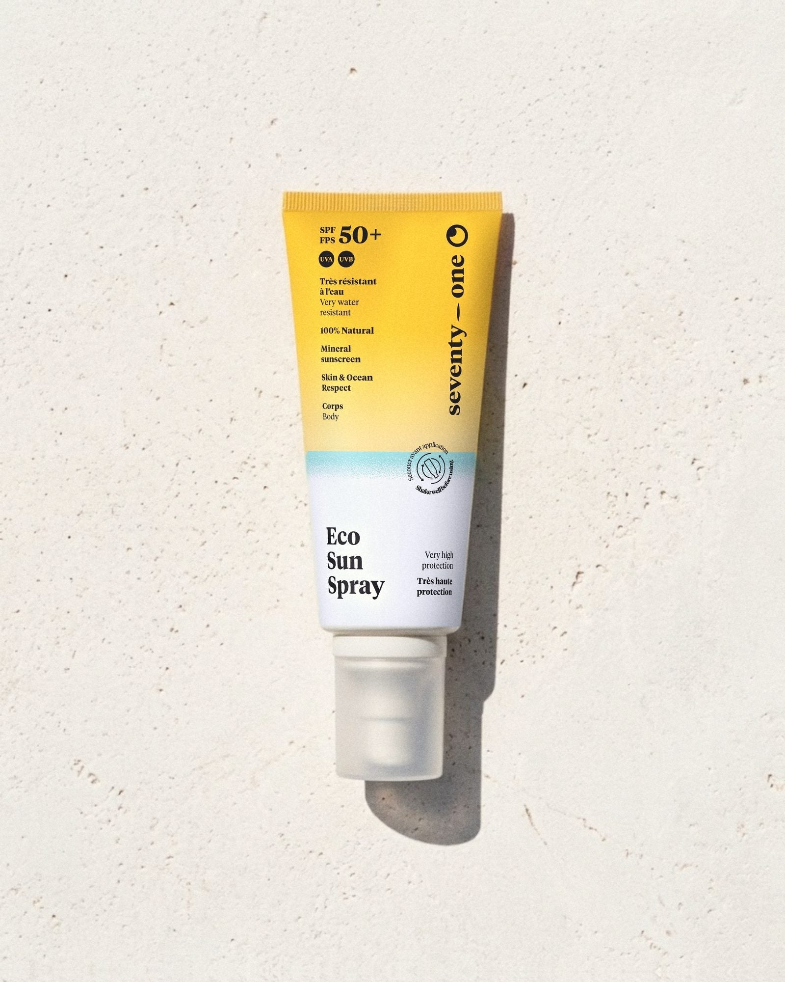 EcoSun Spray SPF 50+ SeventyOne Percent, protection solaire minérale corps 100 ml, flacon posé sur une pierre blanche au soleil
