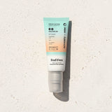 Feel Free SPF 50 SeventyOne Percent, crème de jour hydratante à l'acide hyaluronique 40 ml, tube posé sur une pierre blanche au soleil