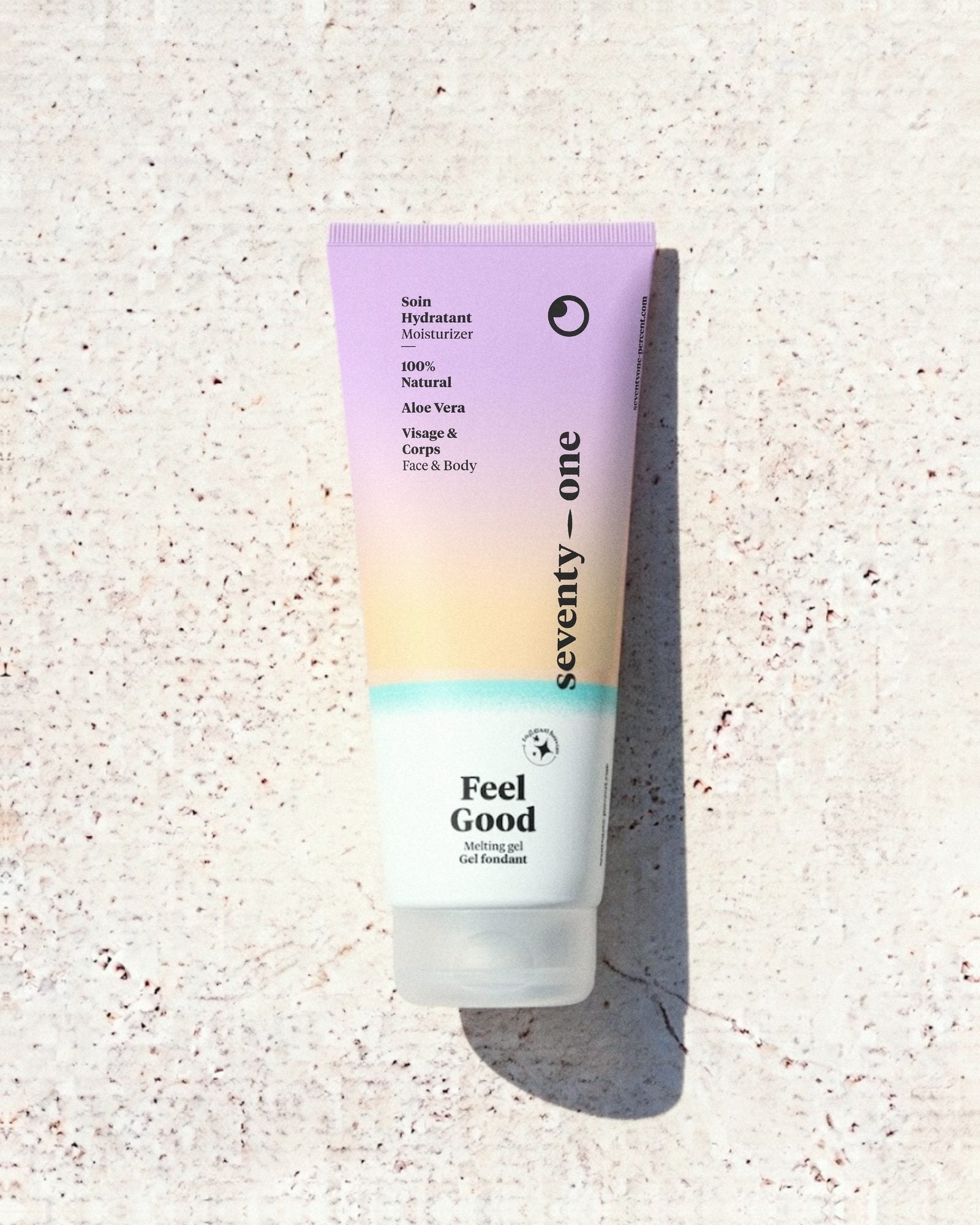 Feel Good Family SeventyOne Percent, gel fondant hydratant à l'aloe vera visage et corps format familial 200 ml, posé sur une pierre blanche au soleil