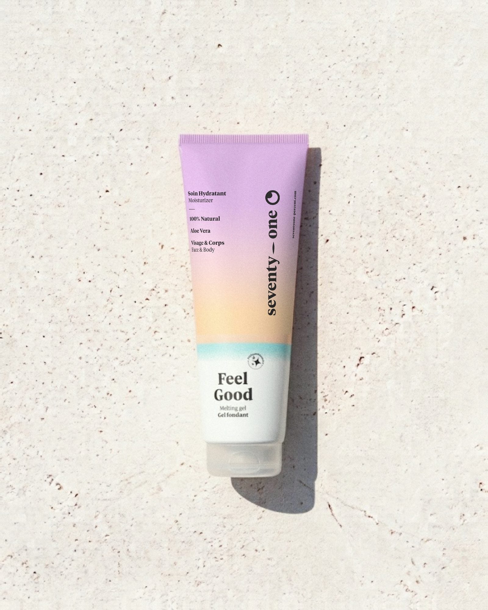 Feel Good SeventyOne Percent, gel fondant hydratant à l'aloe vera visage et corps 75 ml, tube posé sur une pierre blanche au soleil