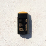 Stick solaire Pacha Mama SPF 50+ SeventyOne Percent, très haute protection résistant à l'eau 15 g, posé sur une pierre blanche au soleil