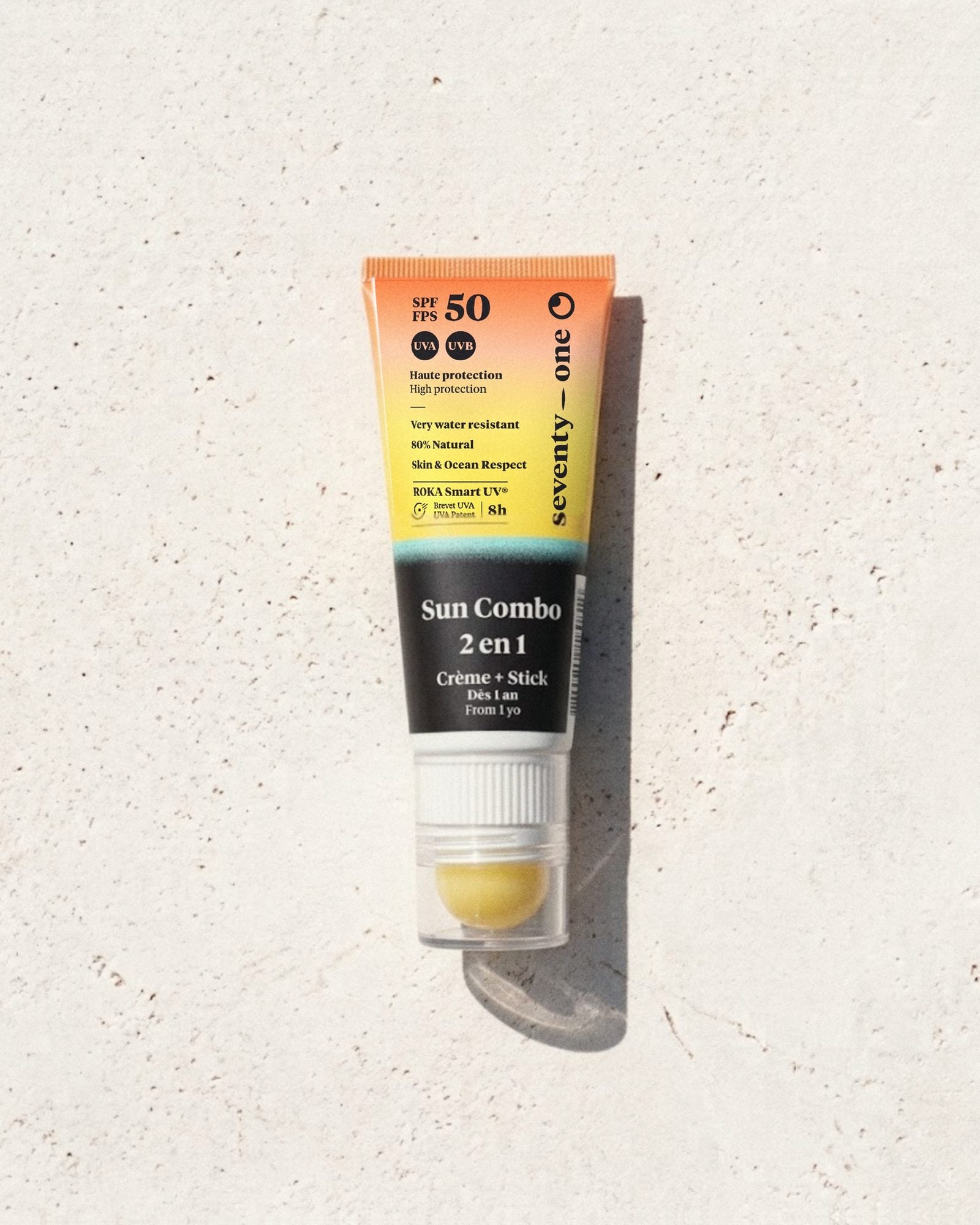 Sun Combo SPF 50 SeventyOne Percent, crème solaire et stick 2 en 1 visage et lèvres dès 1 an, posé sur une pierre blanche au soleil