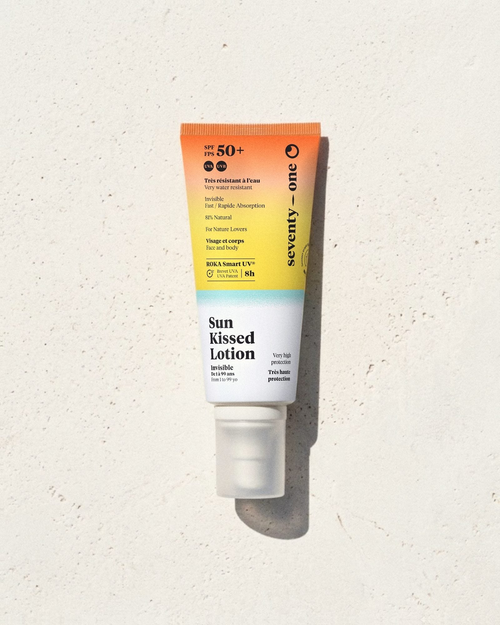 Sun Kissed Lotion SPF 50+ SeventyOne Percent, lotion solaire très haute protection visage et corps 100 ml, tube posé sur une pierre blanche au soleil