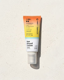 Sun Kissed Lotion SPF 50+ SeventyOne Percent, lotion solaire très haute protection visage et corps 100 ml, tube posé sur une pierre blanche au soleil