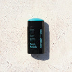 Stick solaire The Ocean Blue SPF 50+ SeventyOne Percent, très haute protection résistant à l'eau 15 g, posé sur une pierre blanche au soleil