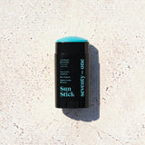 Stick solaire The Ocean Blue SPF 50+ SeventyOne Percent, très haute protection résistant à l'eau 15 g, posé sur une pierre blanche au soleil