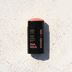 Stick solaire The Sunset SPF 50+ SeventyOne Percent, très haute protection résistant à l'eau 15 g, posé sur une pierre blanche au soleil