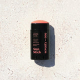 Stick solaire The Sunset SPF 50+ SeventyOne Percent, très haute protection résistant à l'eau 15 g, posé sur une pierre blanche au soleil